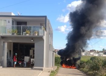 Coité – Revoltados com a falta de pavimentação em rua, moradores se reúnem e tocam fogo em pneus