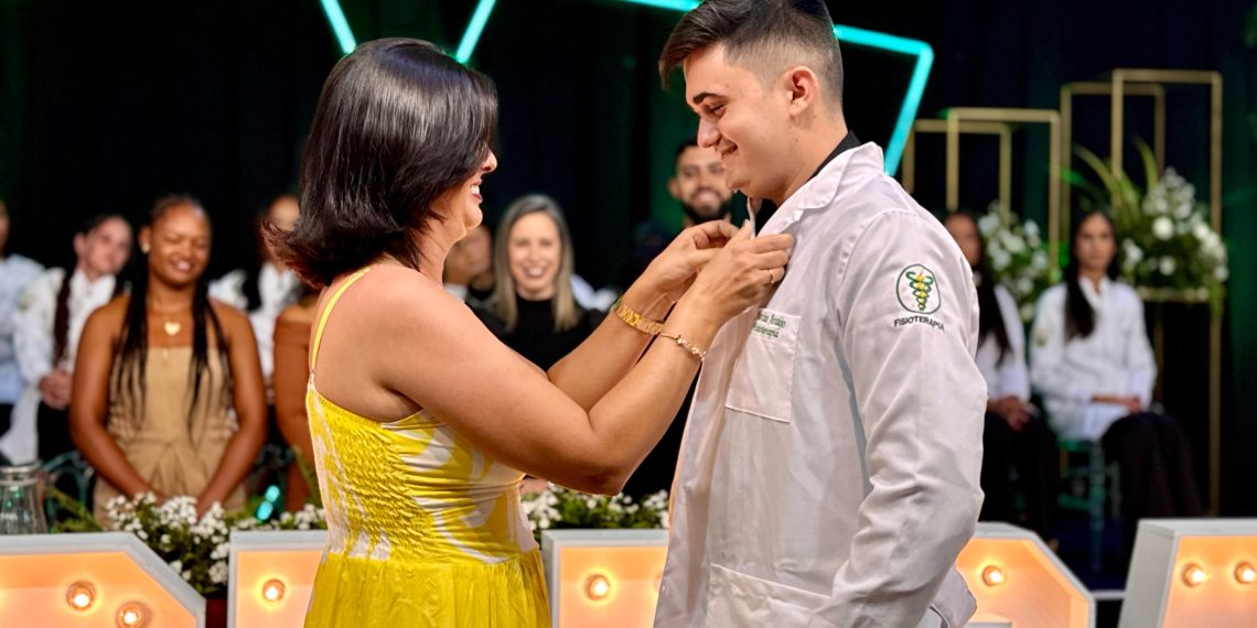 FARESI realiza cerimônia do jaleco para alunos de Fisioterapia