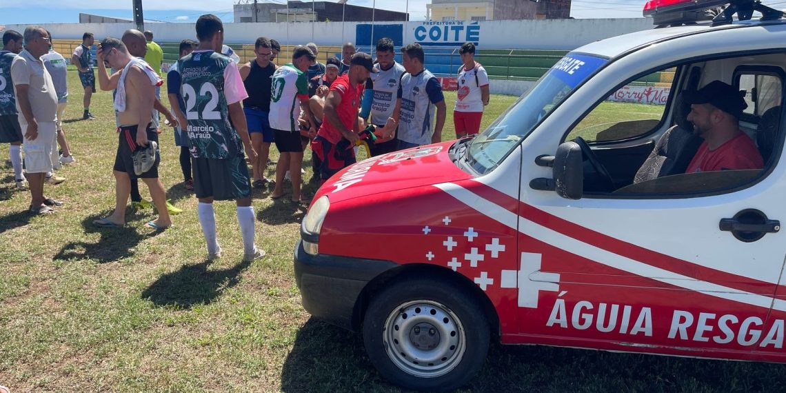 Ex-jogador da Seleção Coiteense é socorrido pelo Águia Resgate durante jogo-treino no Estádio Vandão