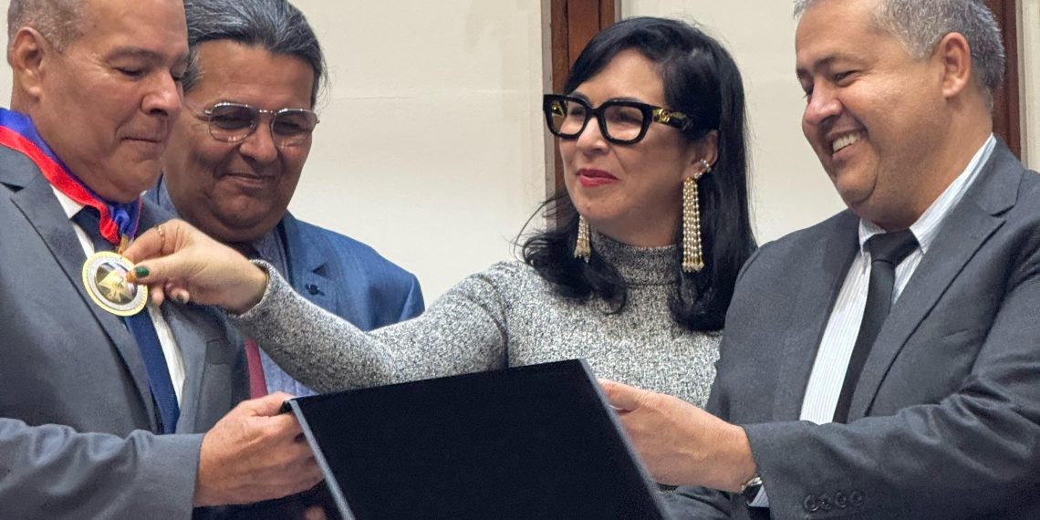  ​ALBA realiza entrega da Comenda 2 de Julho ao ex-prefeito Joaquim Neto em cerimônia marcada por emoção e prestígio político