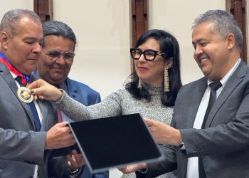  ​ALBA realiza entrega da Comenda 2 de Julho ao ex-prefeito Joaquim Neto em cerimônia marcada por emoção e prestígio político