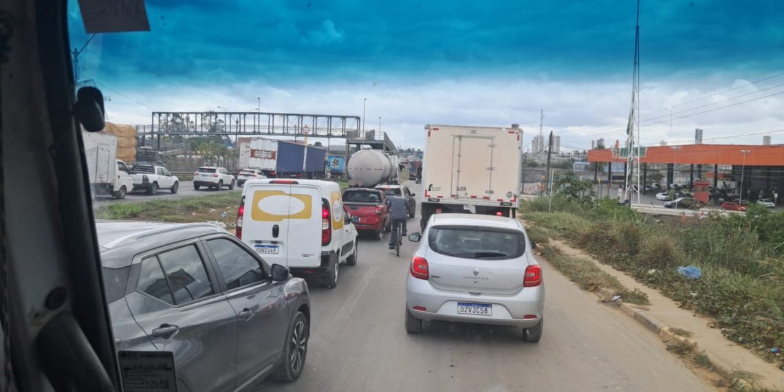 Colisão traseira trava trânsito da na BR 324 na chegada de Feira de Santana