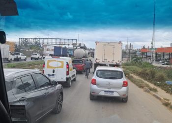 Colisão traseira trava trânsito da na BR 324 na chegada de Feira de Santana