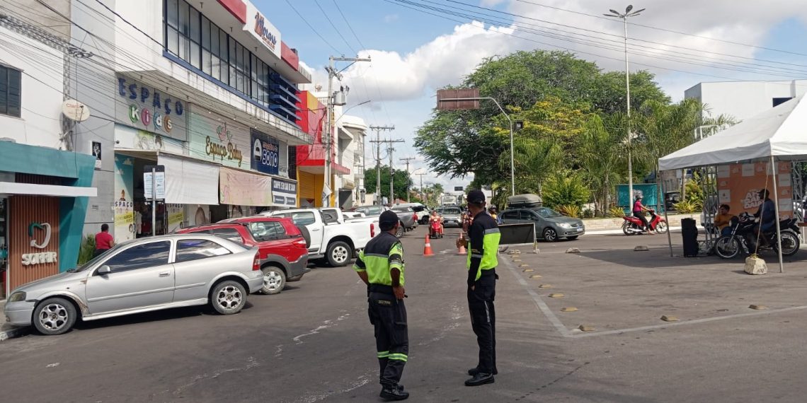 Trânsito complicado no centro da cidade da Coité Folia. DEOTRAN se isenta