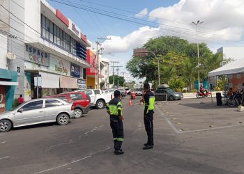 Trânsito complicado no centro da cidade da Coité Folia. DEOTRAN se isenta