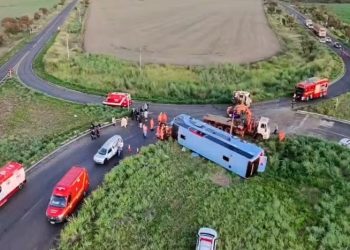MG – Ônibus com 50 pessoas tomba e deixa pelo menos 10 mortos na MG-223
