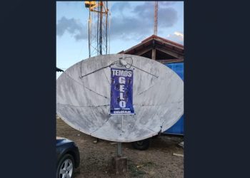 Vendedor pendura banner indicando venda de gelo e “congela” canal da Rede Bahia em Coité; entenda