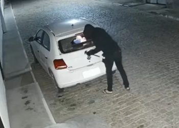 Câmera de segurança flagra homem colocando fogo no carro do prefeito de Botuporã