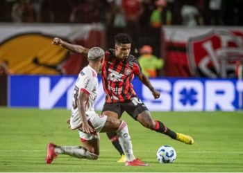 Brasileirão: Vitória leva gol no fim, perde para o Flamengo e segue sem pontuar