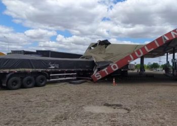 Carreteiro passa mal ao volante e atinge estrutura de posto de combustíveis às margens da BR 116 Norte