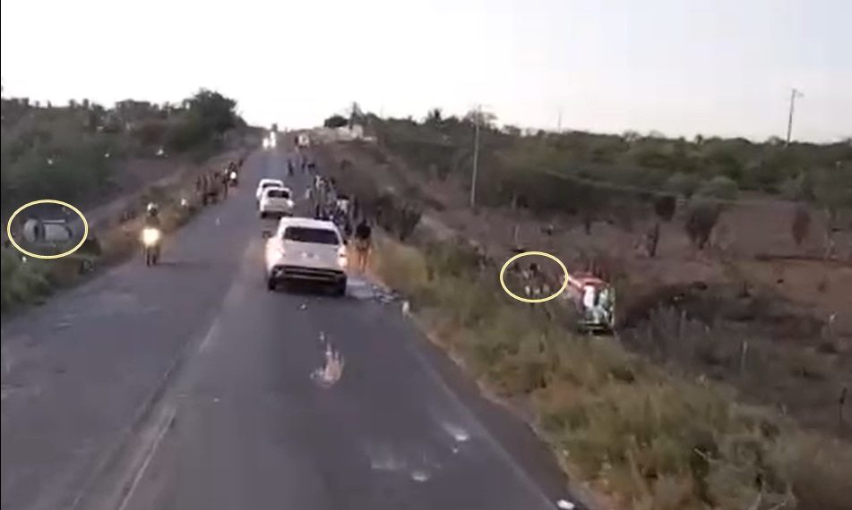 Retirolândia: dois carros colidem e caem na ribanceira na BA 120