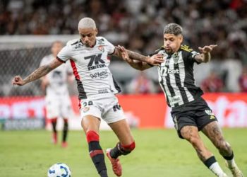 Brasileirão: Vitória abre vantagem duas vezes sobre o Atlético Mineiro mas cede empate no fim