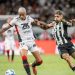 Brasileirão: Vitória abre vantagem duas vezes sobre o Atlético Mineiro mas cede empate no fim