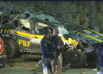 RJ – Três policiais morrem após viatura da PRF colidir com carro de passeio durante perseguição a motociclistas na Zona Norte