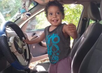 Menino de 1 ano morre após abraçar a mãe enquanto sofria choque elétrico