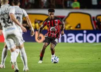 Grêmio sai na frente, mas Vitória busca empate em jogo com gols de bola parada