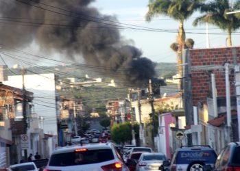 Incêndio atinge oficina de eletrônicos em Coité e mobiliza voluntários e GCM para conter as chamas