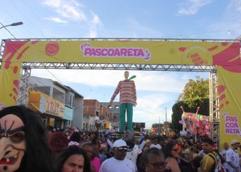  Pascoareta leva irreverência e tradição às ruas de Pé de Serra e grandes shows no palco principal