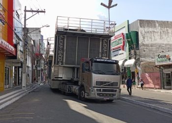 Trio elétrico de grande porte causa transtornos às vésperas do Coité Folia