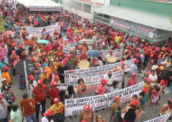 Comemoração dos 40 anos do Dia do Trabalho em Riachão do Jacuípe reúne multidão e classe trabalhadora recebe uma retroescavadeira