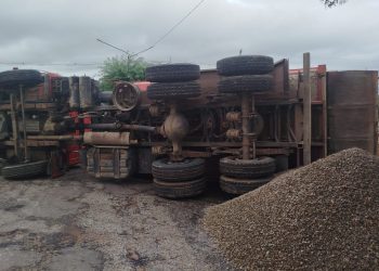 Caçamba carregada de brita tomba em local que está sendo preparado para Lavagem de Queimadas