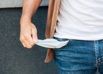 Dados apontam que 57 milhões de brasileiros estão endividados e muitos não sabem