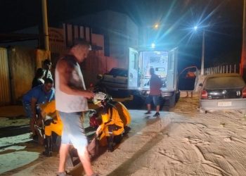 Jovem sofre três fraturas em única perna após colidir moto com carro estacionado em estrada vicinal