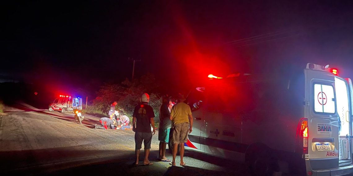Mototaxista e passageiro ficam feridos após atropelar cachorro e cair na pista da BA-411