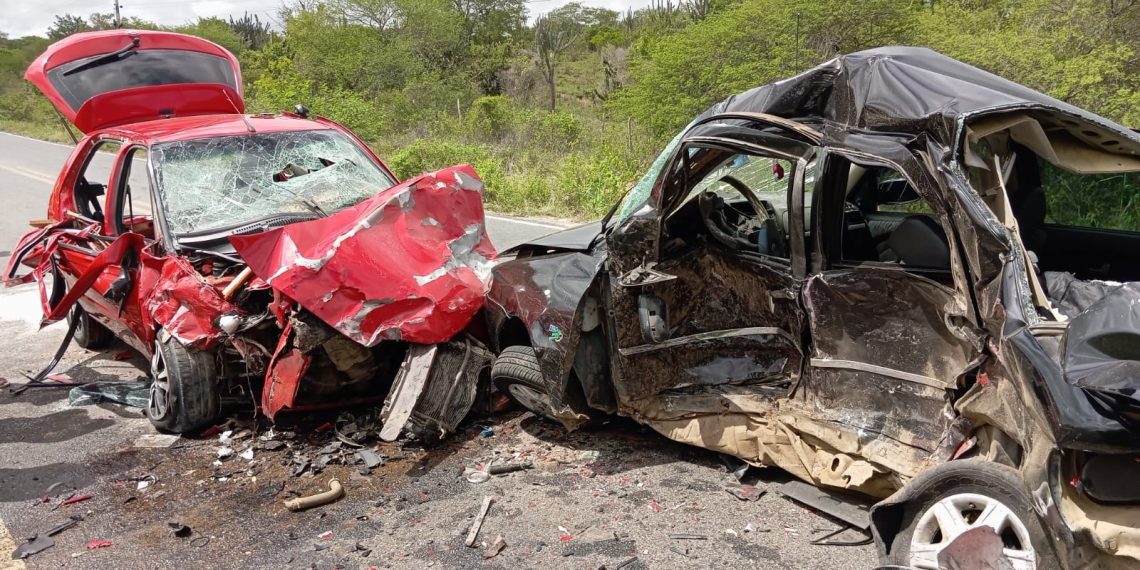 Grave colisão entre veículos da Fiat deixa dois mortos e dois feridos na BA-416, trecho Valente e São Domingos. Vítimas fatais são tio e sobrinho