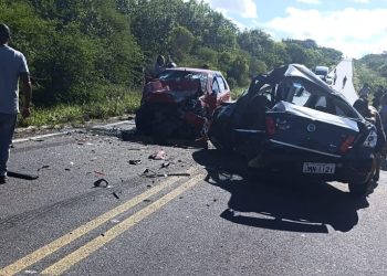 Colisão frontal envolvendo carros de passeio deixa dois mortos na BA 416