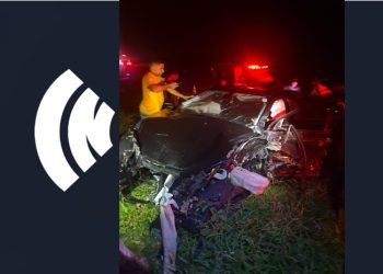 Milagre na BR-324? Casal sobrevive a grave acidente com carro destruído após colisão com duas carretas