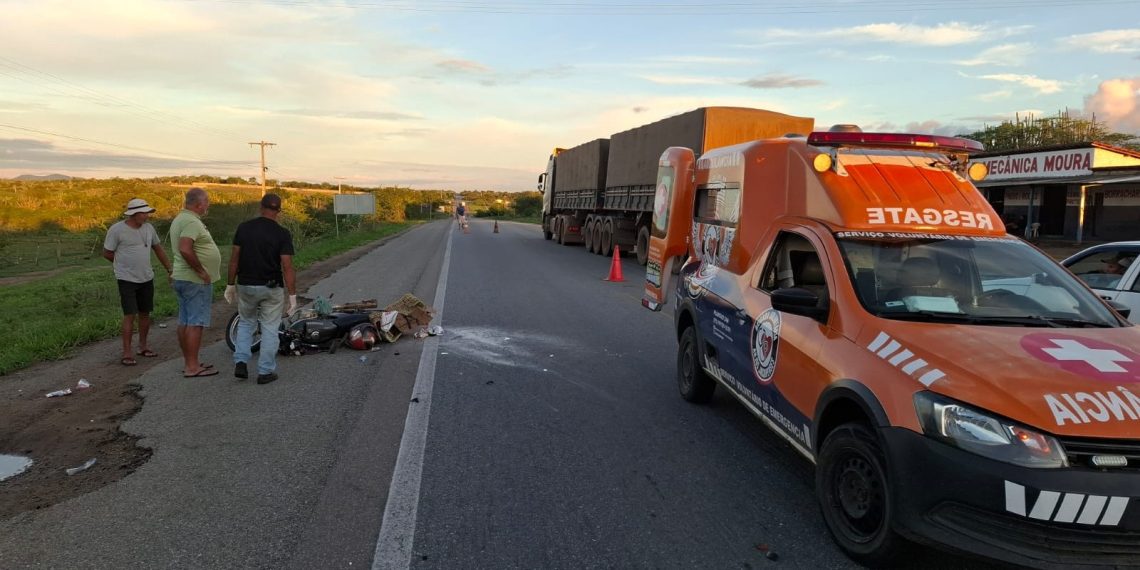Riachão do Jacuípe – Idoso é socorrido com suspeita de fratura no fêmur em acidente de moto na BR 324