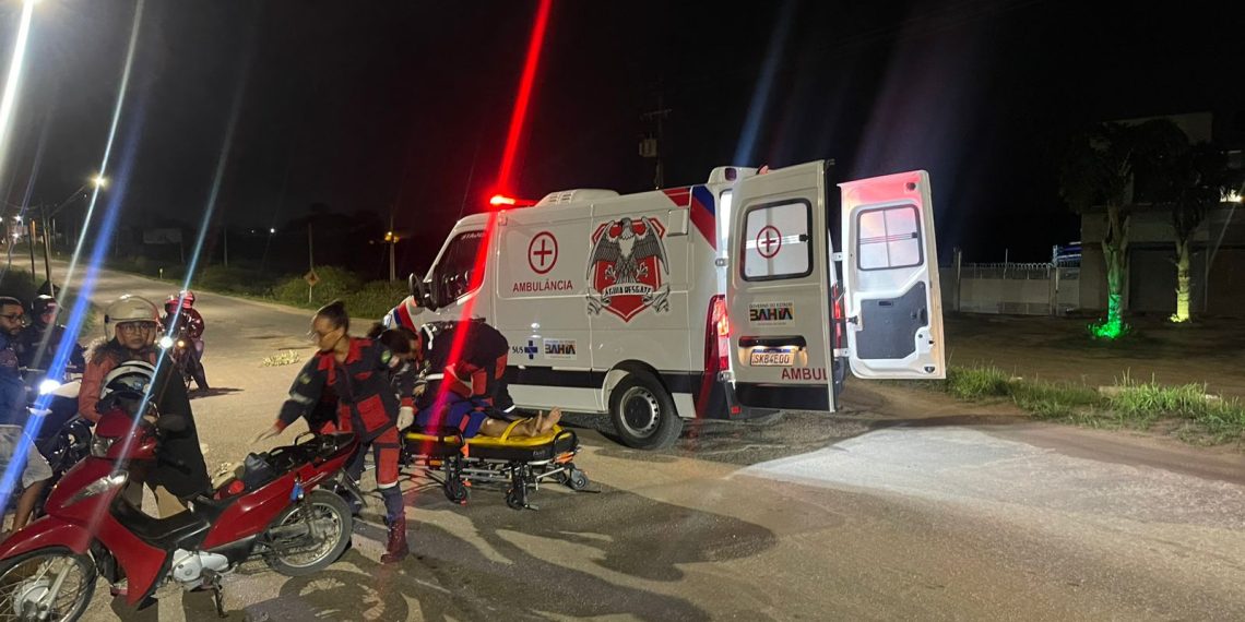 Jovem tenta se livrar de buraco e sofre acidente de moto na BA 409