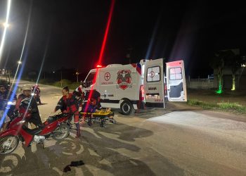 Jovem tenta se livrar de buraco e sofre acidente de moto na BA 409