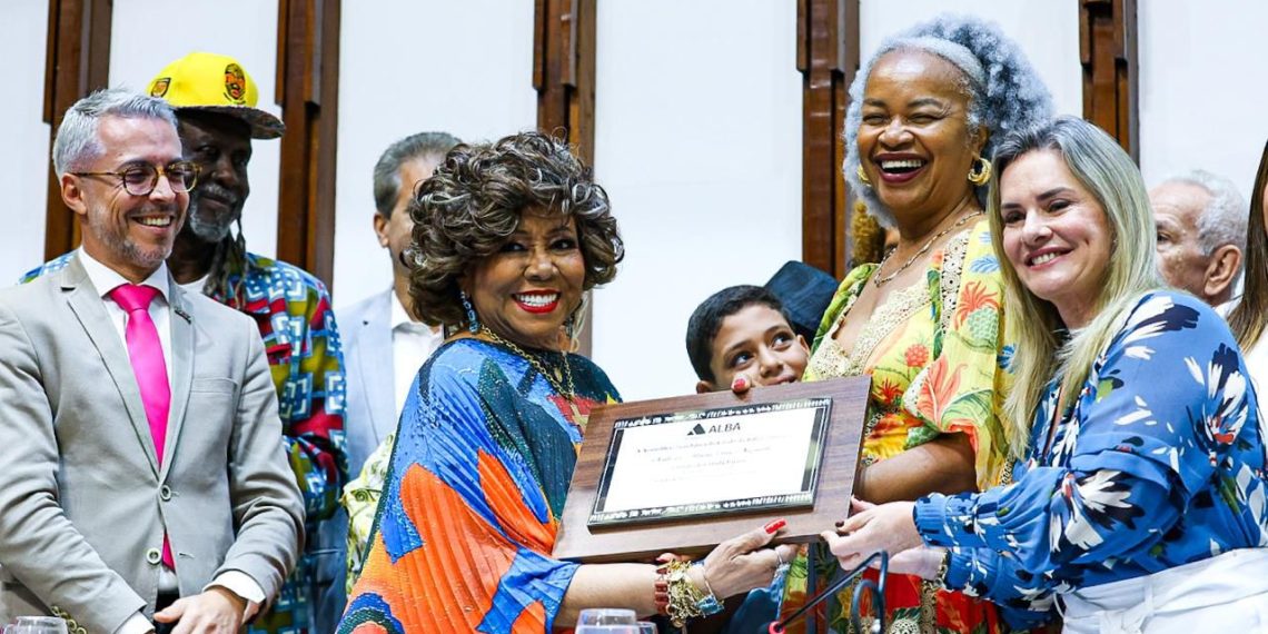 Presidente Ivana Bastos não deixa o samba morrer com homenagem a Alcione na ALBA
