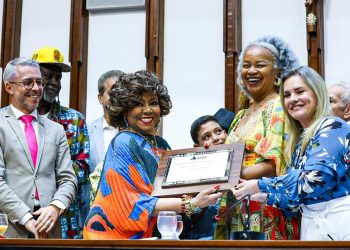Presidente Ivana Bastos não deixa o samba morrer com homenagem a Alcione na ALBA