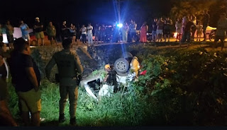 Motorista é socorrido após carro cair de ponte