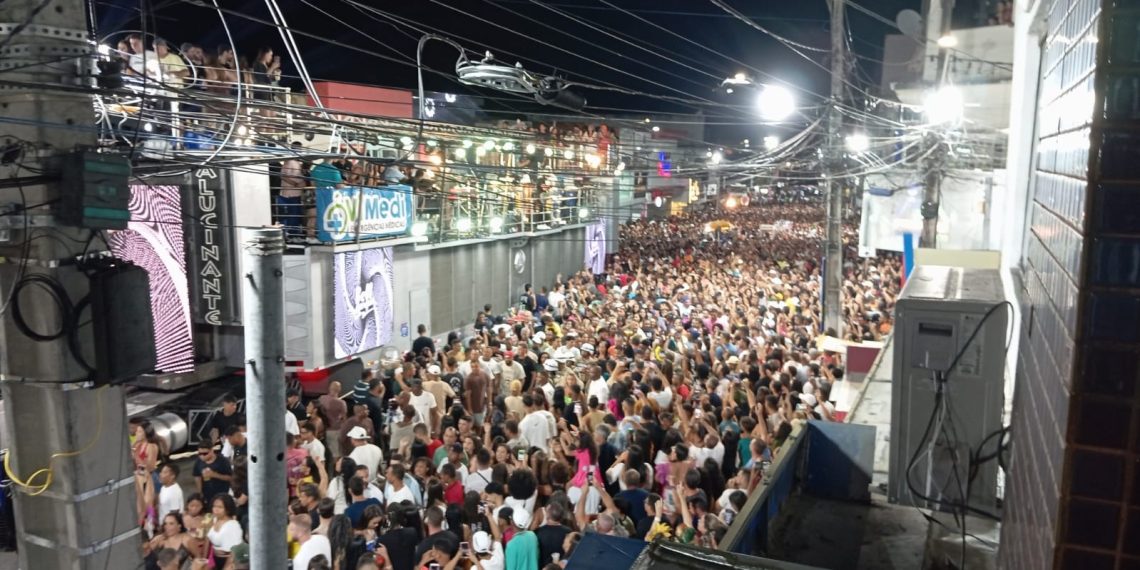 Bell Marques leva multidão ao delírio no Circuito do Coité Folia com clássicos do axé