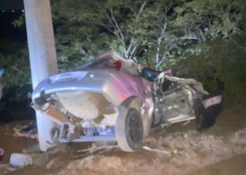 Três pessoas morrem e uma fica ferida na BA 084 após carro colidir em poste de rede elétrica