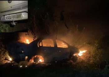 Carro se envolve em acidente na BR 324, sai da pista e horas depois é encontrado em chamas