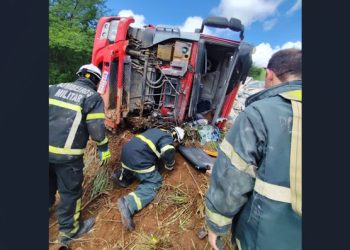 Bombeiros resgatam motorista preso às ferragens após acidente na BR 110