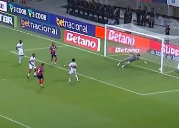 Com dois de Willian José, Bahia vence o São Paulo e cola nos líderes do Brasileirão