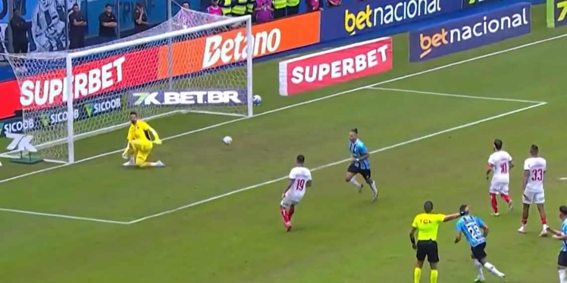 Bahia perde para o Grêmio com gol de pênalti polêmico. VAR não conseguiu convencer o árbitro de campo que penalti não existiu