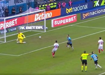 Bahia perde para o Grêmio com gol de pênalti polêmico. VAR não conseguiu convencer o árbitro de campo que penalti não existiu