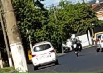 SP – PM é flagrado ‘dando grau’ em moto durante o expediente
