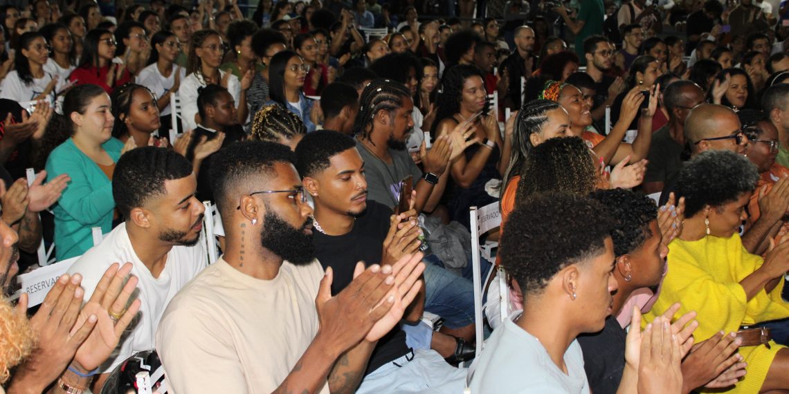 Abertura da II Feira Literária Internacional de Serrinha atrai grande público com participação do rapper e escritor MV Bill
