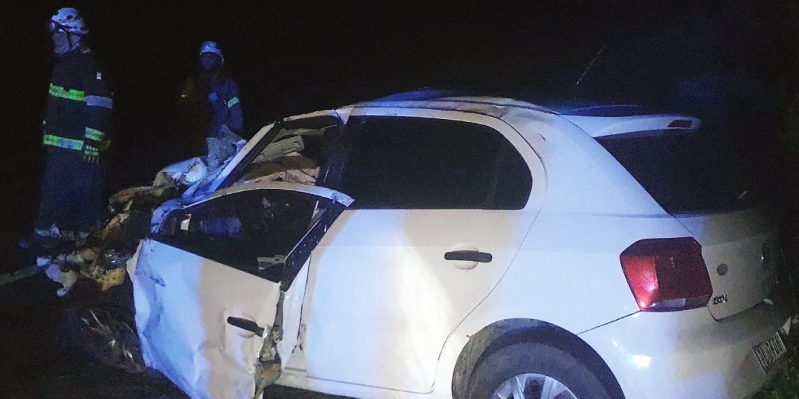 Batida entre VW Gol e caminhonete deixa duas pessoas mortas na BR 407