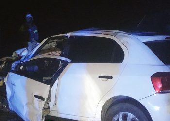 Batida entre VW Gol e caminhonete deixa duas pessoas mortas na BR 407