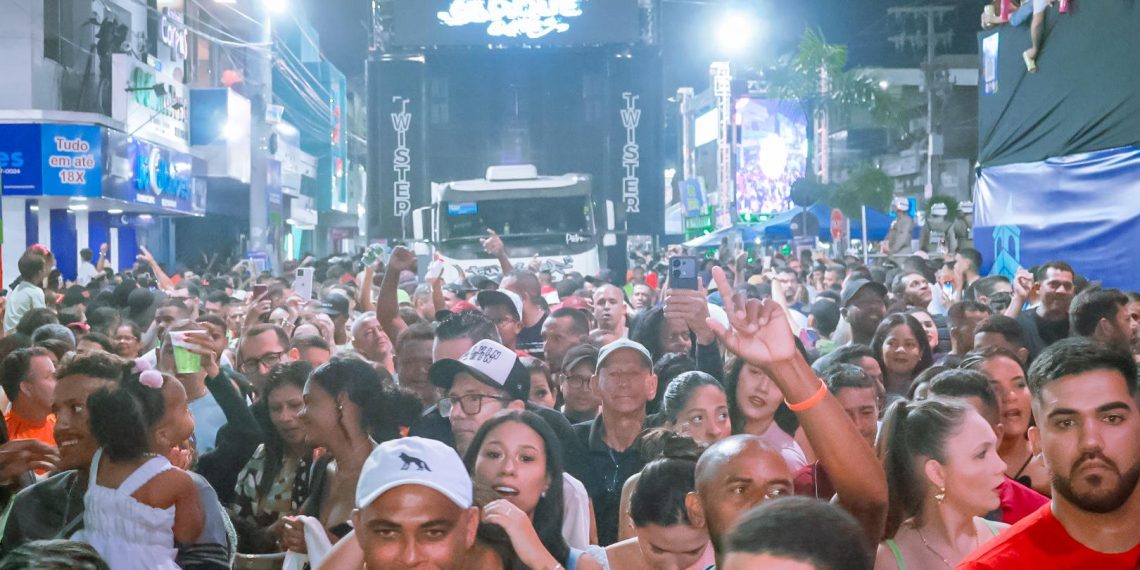 Isaque e Edson Gomes que mais uma vez arrastou multidão no Coité Folia
