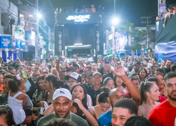 Isaque e Edson Gomes que mais uma vez arrastou multidão no Coité Folia